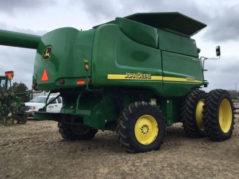 Oldtimer-Mähdrescher des Typs John Deere 9660 STS,  in Київ (Bild 1)