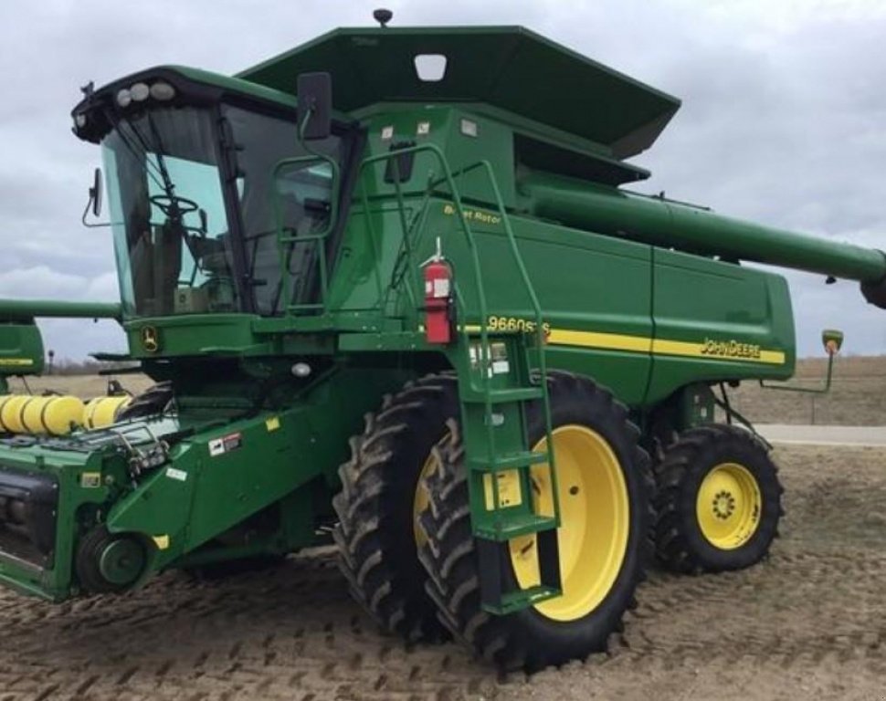 Oldtimer-Mähdrescher des Typs John Deere 9660 STS,  in Київ (Bild 2)