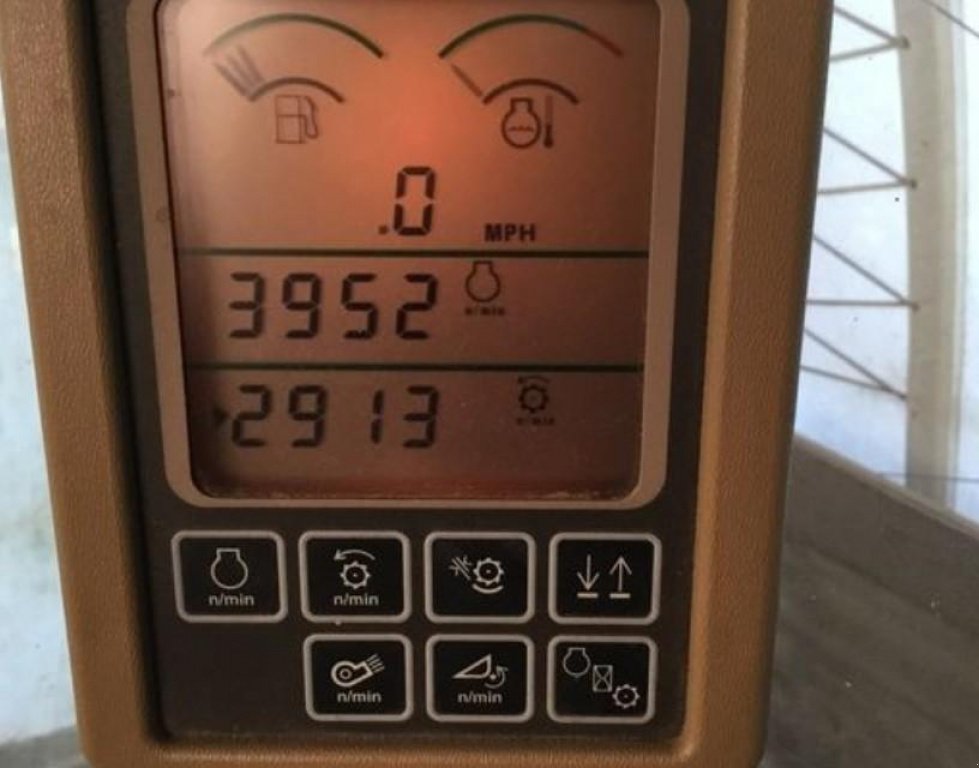 Oldtimer-Mähdrescher des Typs John Deere 9660 STS,  in Київ (Bild 8)