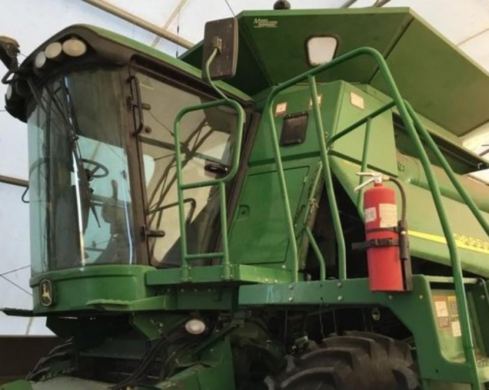 Oldtimer-Mähdrescher des Typs John Deere 9660 STS,  in Київ (Bild 7)