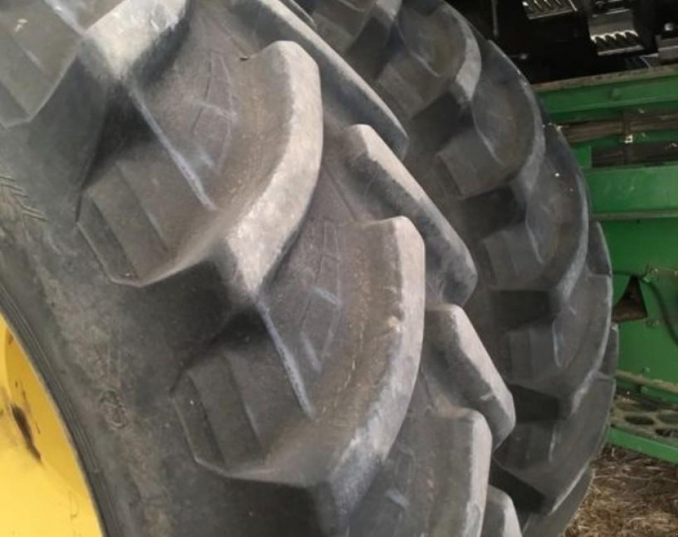 Oldtimer-Mähdrescher des Typs John Deere 9660 STS,  in Київ (Bild 10)