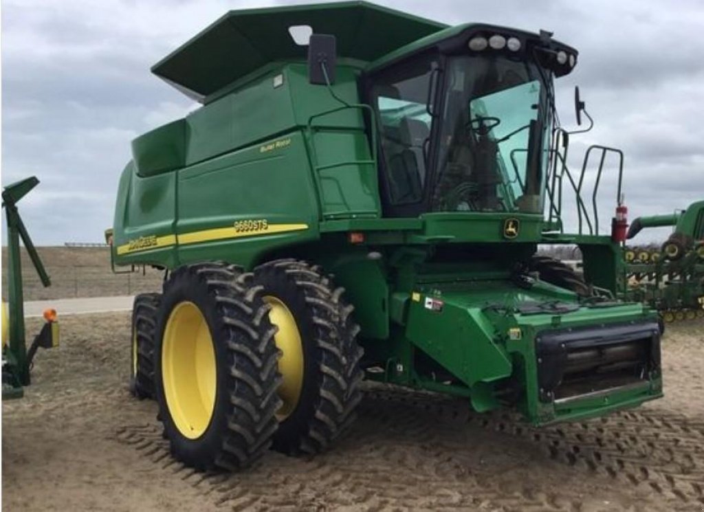 Oldtimer-Mähdrescher des Typs John Deere 9660 STS,  in Київ (Bild 3)