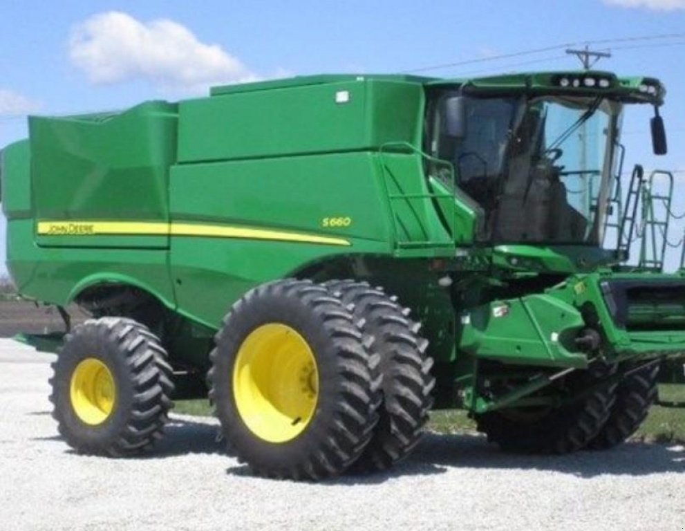 Oldtimer-Mähdrescher des Typs John Deere S660, Neumaschine in Київ (Bild 1)
