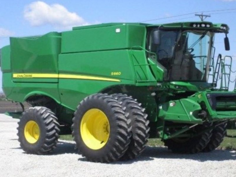 Oldtimer-Mähdrescher des Typs John Deere S660, Neumaschine in Київ (Bild 1)