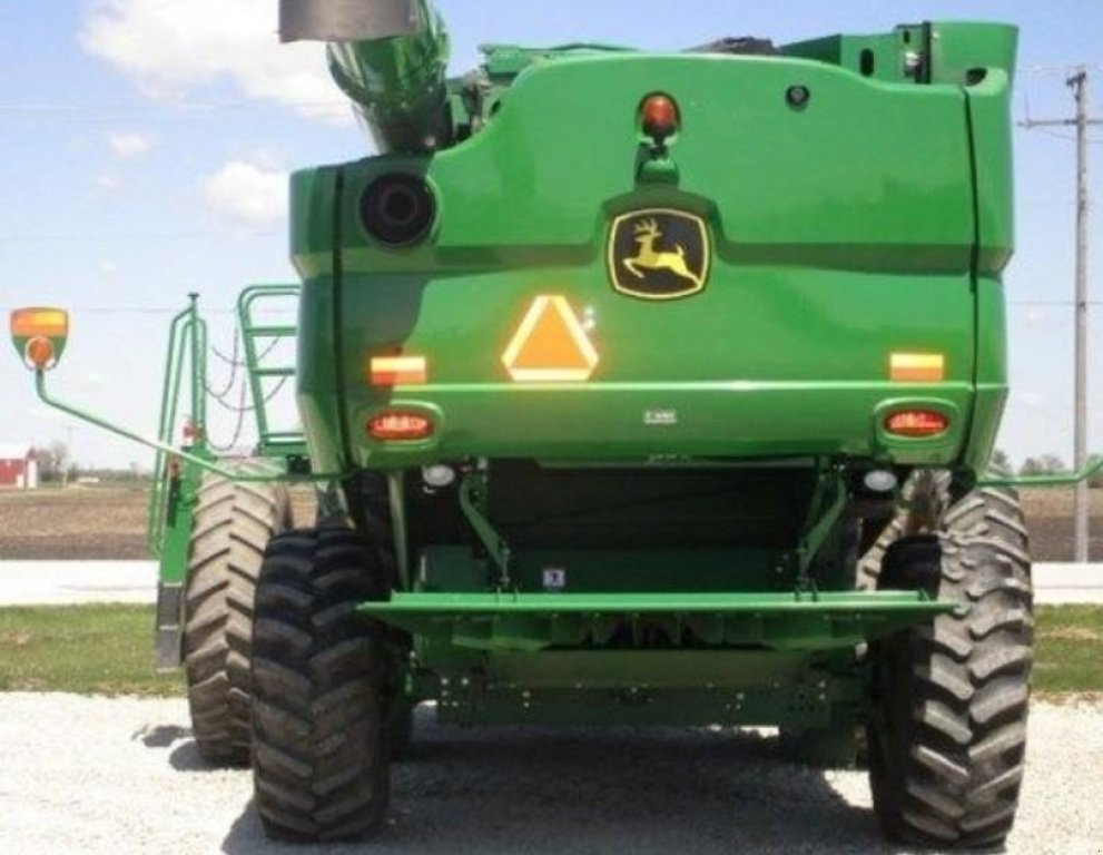 Oldtimer-Mähdrescher des Typs John Deere S660, Neumaschine in Київ (Bild 7)