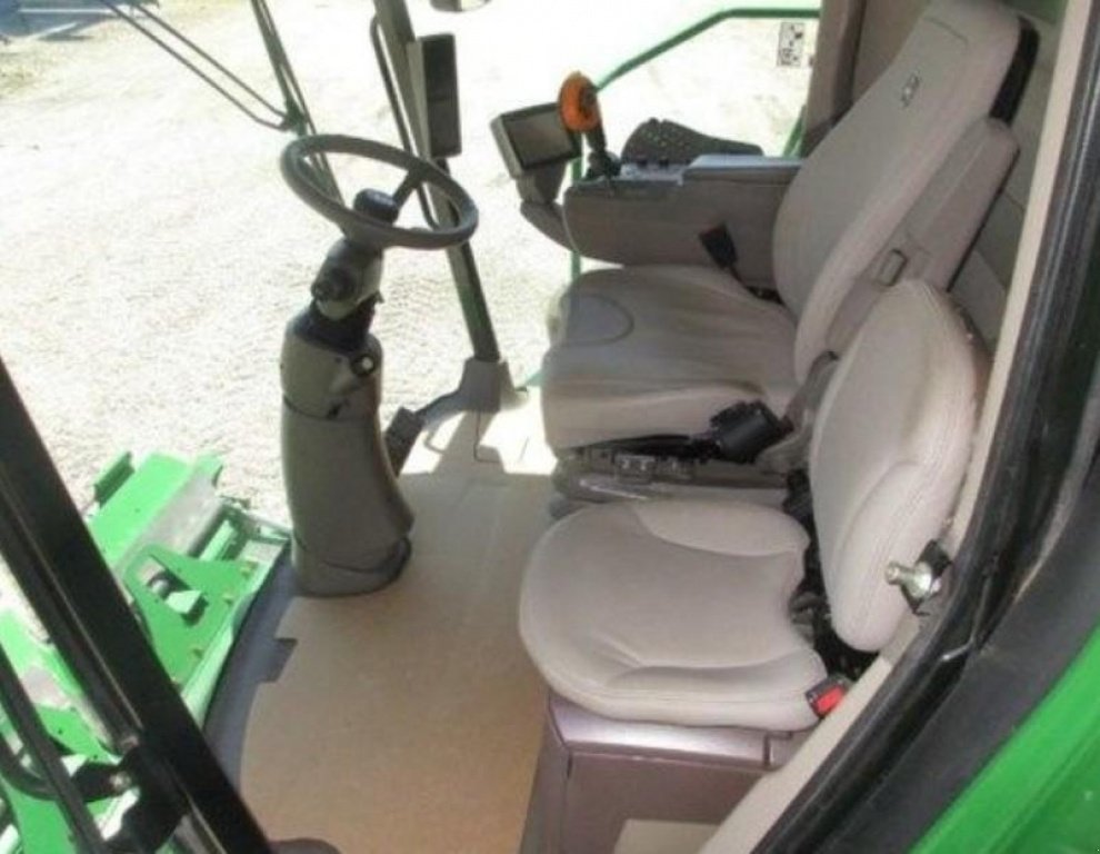 Oldtimer-Mähdrescher des Typs John Deere S660, Neumaschine in Київ (Bild 9)