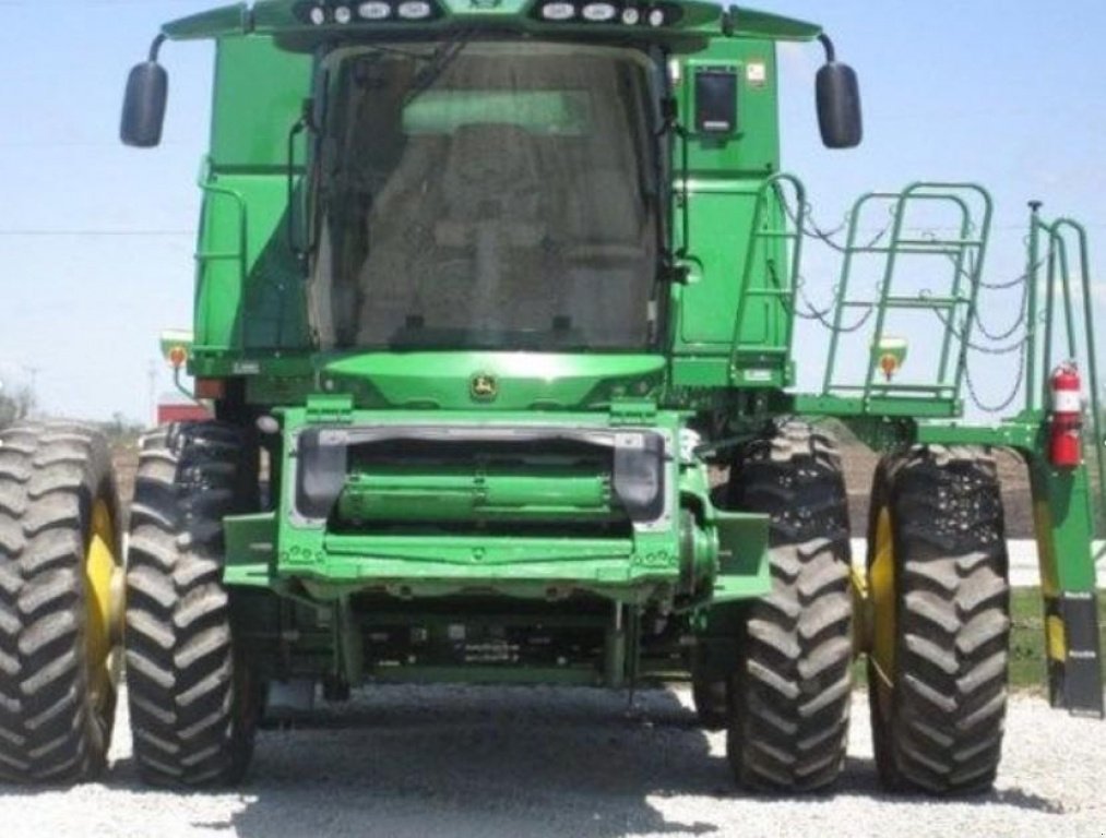 Oldtimer-Mähdrescher des Typs John Deere S660, Neumaschine in Київ (Bild 4)