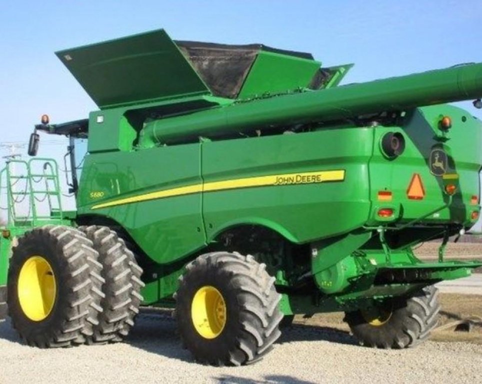 Oldtimer-Mähdrescher des Typs John Deere S680, Neumaschine in Київ (Bild 10)