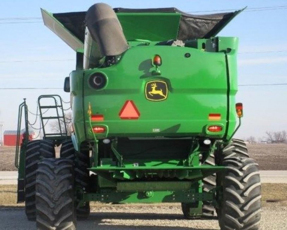 Oldtimer-Mähdrescher des Typs John Deere S680, Neumaschine in Київ (Bild 5)