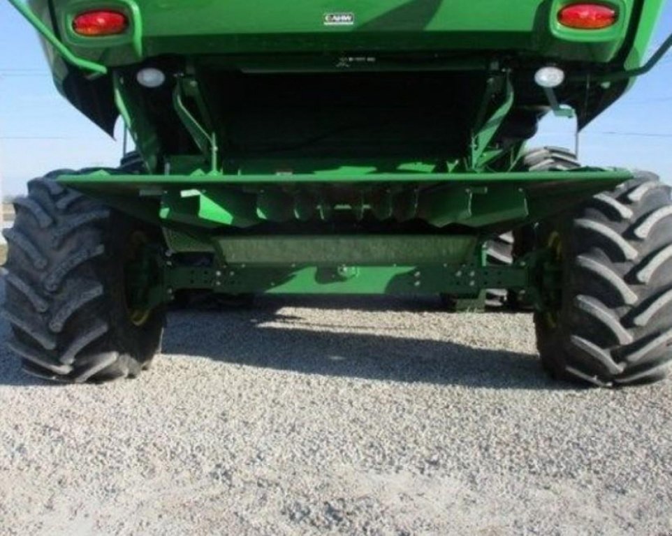 Oldtimer-Mähdrescher des Typs John Deere S680, Neumaschine in Київ (Bild 4)