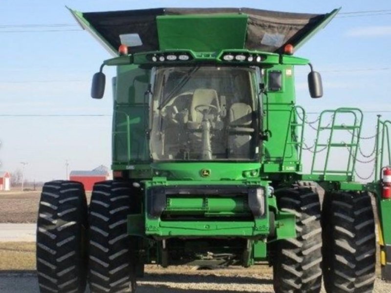 Oldtimer-Mähdrescher des Typs John Deere S680, Neumaschine in Київ (Bild 1)