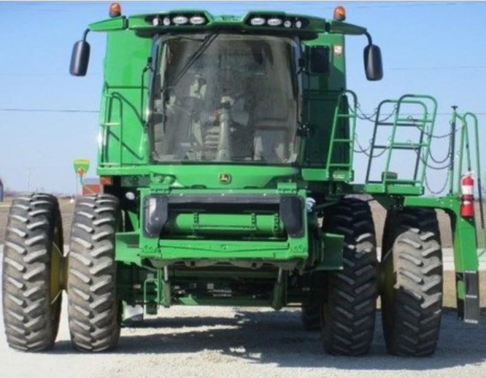 Oldtimer-Mähdrescher des Typs John Deere S670, Neumaschine in Київ (Bild 9)