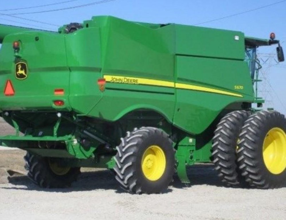 Oldtimer-Mähdrescher des Typs John Deere S670, Neumaschine in Київ (Bild 1)