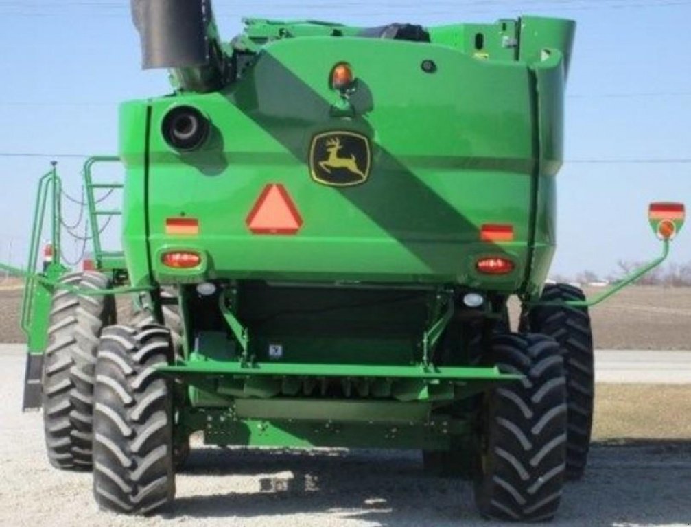 Oldtimer-Mähdrescher des Typs John Deere S670, Neumaschine in Київ (Bild 7)