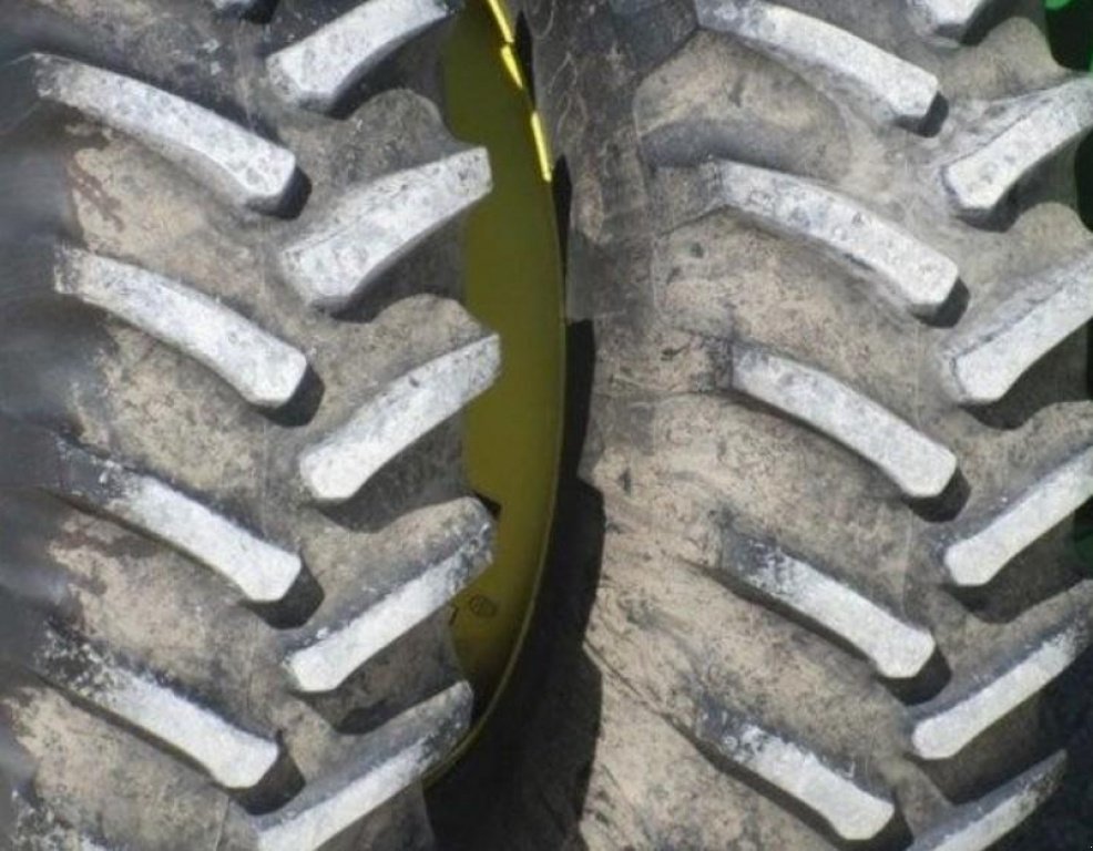 Oldtimer-Mähdrescher des Typs John Deere S670, Neumaschine in Київ (Bild 10)