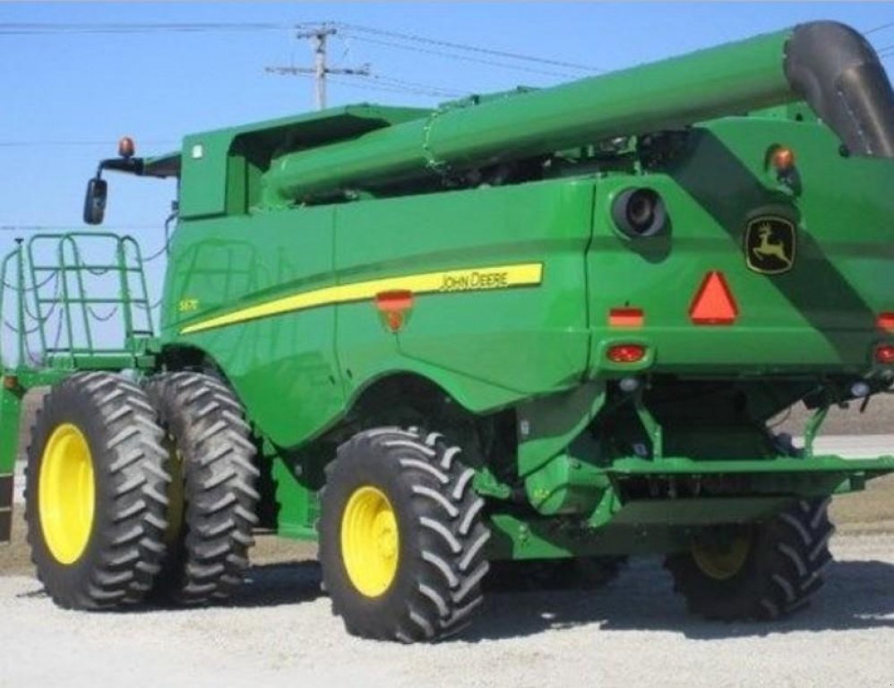 Oldtimer-Mähdrescher des Typs John Deere S670, Neumaschine in Київ (Bild 3)