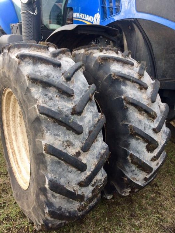 Oldtimer-Traktor des Typs New Holland T8.390, Neumaschine in Пологи (Bild 4)