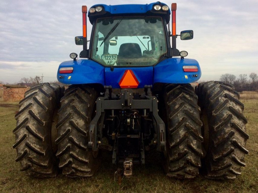 Oldtimer-Traktor des Typs New Holland T8.390, Neumaschine in Пологи (Bild 6)