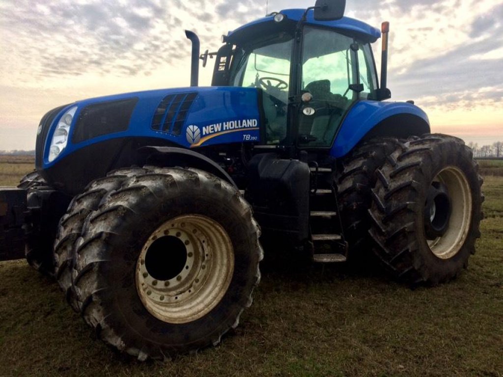 Oldtimer-Traktor des Typs New Holland T8.390, Neumaschine in Пологи (Bild 1)