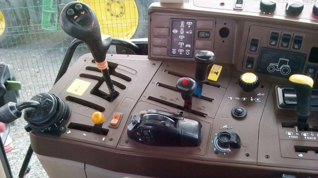 Oldtimer-Traktor des Typs John Deere 6910, Neumaschine in Біла Церква (Bild 8)