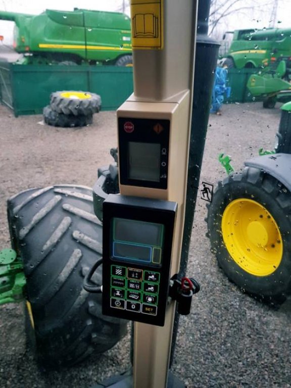 Oldtimer-Traktor des Typs John Deere 8400, Neumaschine in Біла Церква (Bild 10)