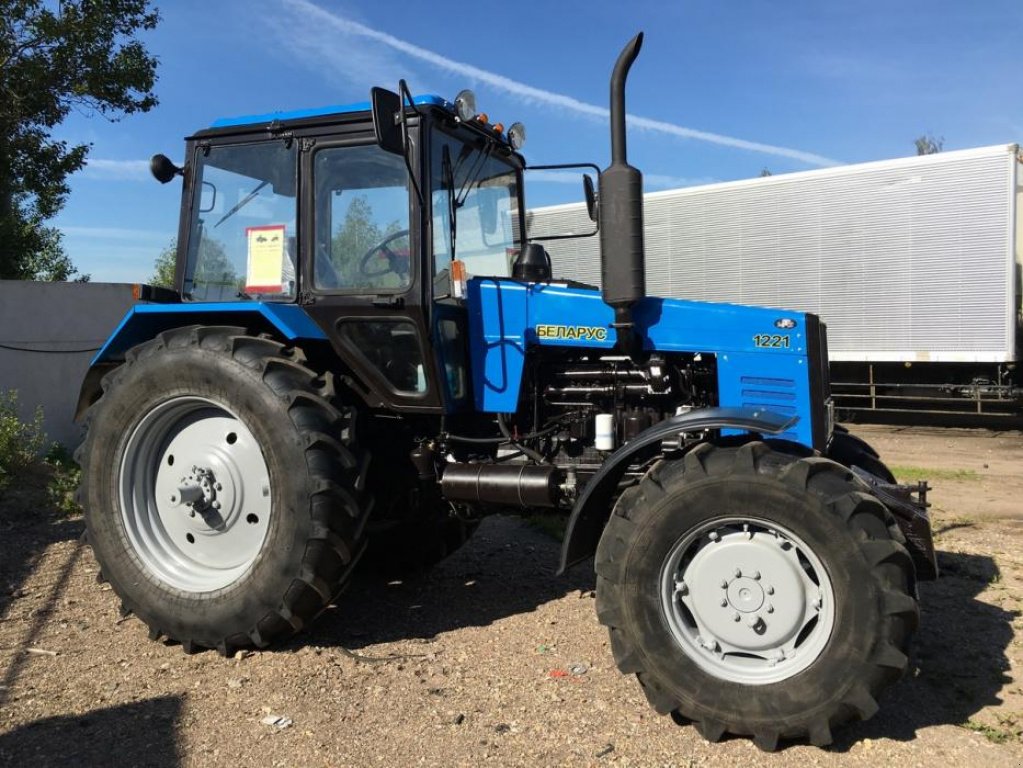 Oldtimer-Traktor des Typs Belarus Беларус-1221.2, Neumaschine in Не обрано (Bild 1)