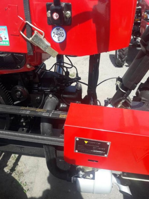 Hopfentraktor des Typs Belarus Беларус-152,  in Полтава (Bild 3)