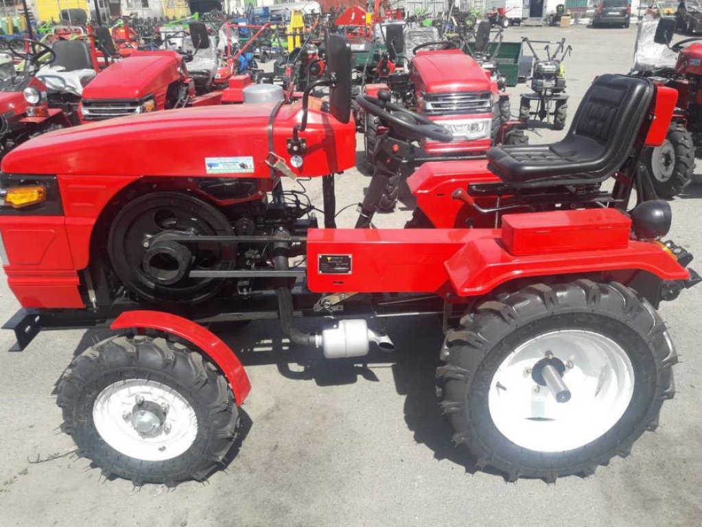 Hopfentraktor des Typs Belarus Беларус-152,  in Полтава (Bild 1)