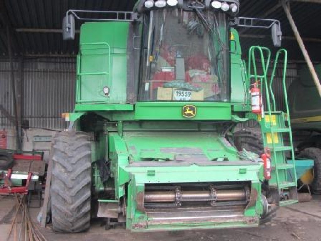 Oldtimer-Mähdrescher des Typs John Deere W 650,  in Дніпропетровськ (Bild 2)