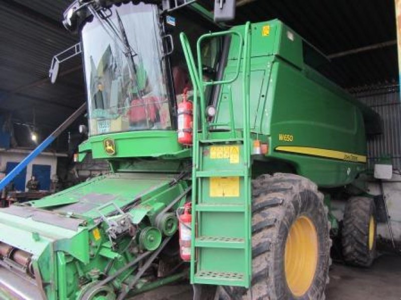 Oldtimer-Mähdrescher des Typs John Deere W 650,  in Дніпропетровськ (Bild 1)