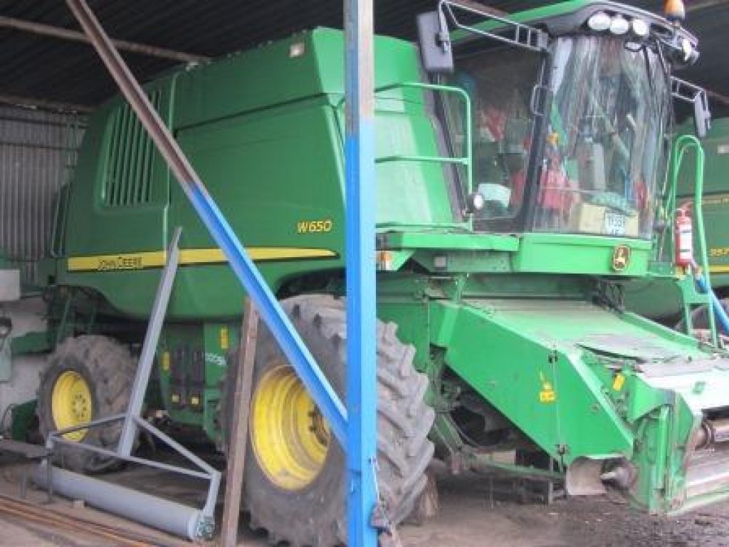 Oldtimer-Mähdrescher des Typs John Deere W 650,  in Дніпропетровськ (Bild 3)