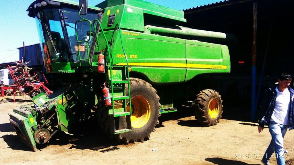 Oldtimer-Mähdrescher des Typs John Deere 9570 STS,  in Дніпропетровськ (Bild 1)