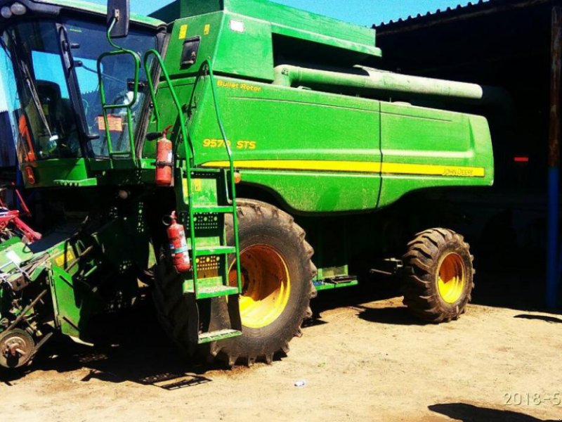 Oldtimer-Mähdrescher des Typs John Deere 9570 STS,  in Дніпропетровськ (Bild 1)
