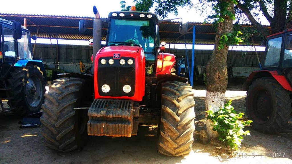 Oldtimer-Traktor des Typs Massey Ferguson 8480,  in Дніпропетровськ (Bild 2)