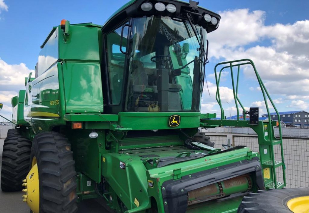 Oldtimer-Mähdrescher des Typs John Deere 9770 STS, Neumaschine in Київ (Bild 2)