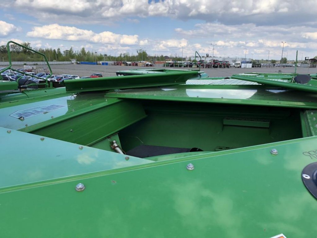 Oldtimer-Mähdrescher des Typs John Deere 9770 STS, Neumaschine in Київ (Bild 3)