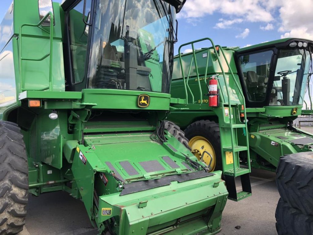 Oldtimer-Mähdrescher des Typs John Deere 9660 STS,  in Київ (Bild 3)