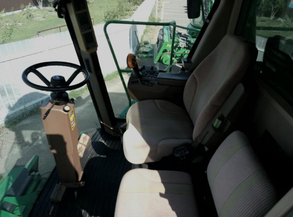 Oldtimer-Mähdrescher des Typs John Deere 9660 STS,  in Київ (Bild 10)