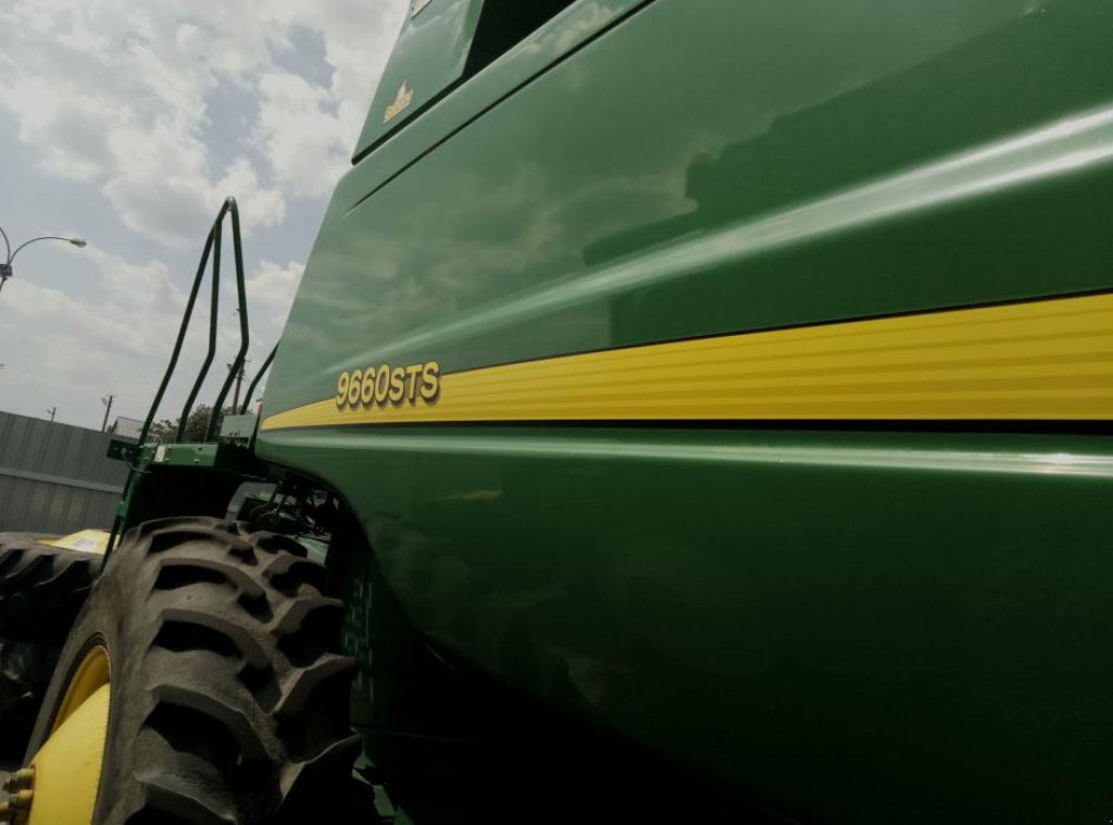Oldtimer-Mähdrescher des Typs John Deere 9660 STS,  in Київ (Bild 5)
