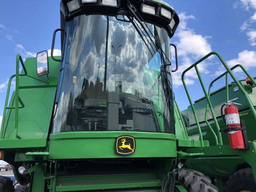 Oldtimer-Mähdrescher des Typs John Deere 9660 STS,  in Київ (Bild 2)