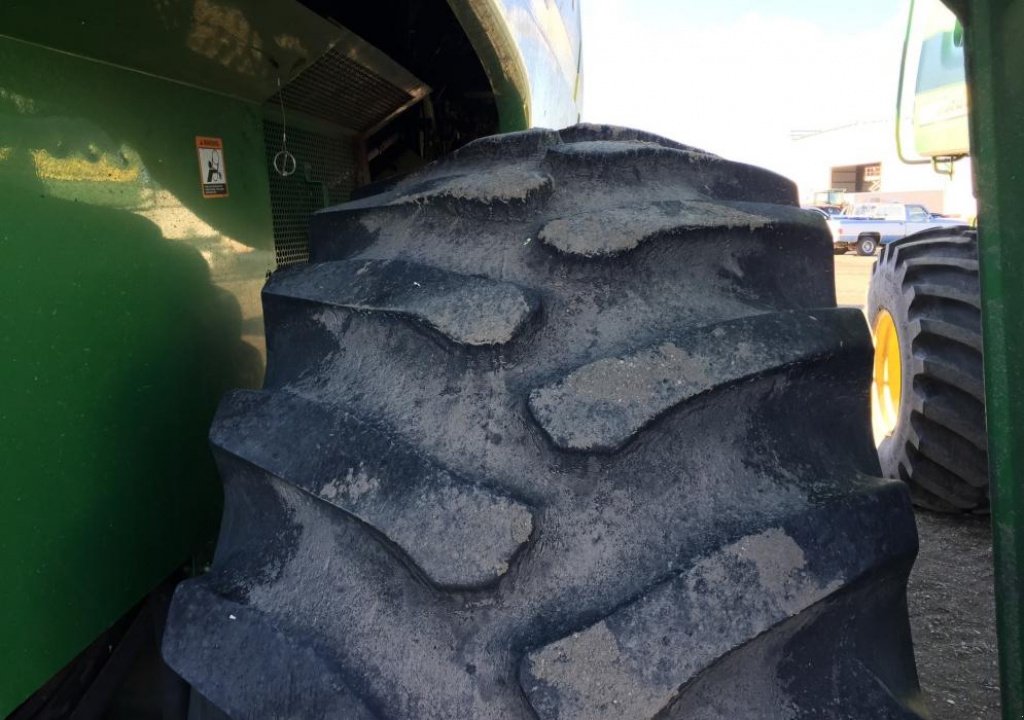 Oldtimer-Mähdrescher des Typs John Deere 9650 STS, Neumaschine in Київ (Bild 10)