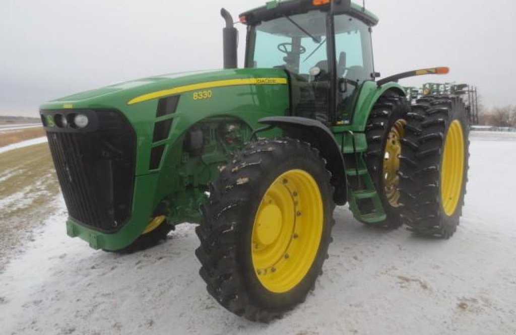 Oldtimer-Traktor des Typs John Deere 8330, Neumaschine in Київ (Bild 10)