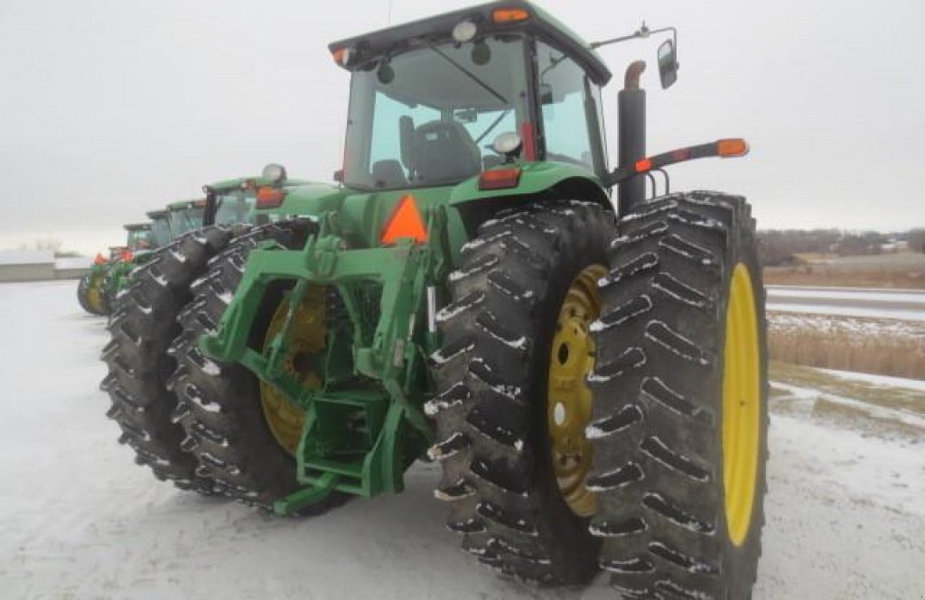 Oldtimer-Traktor des Typs John Deere 8330, Neumaschine in Київ (Bild 3)