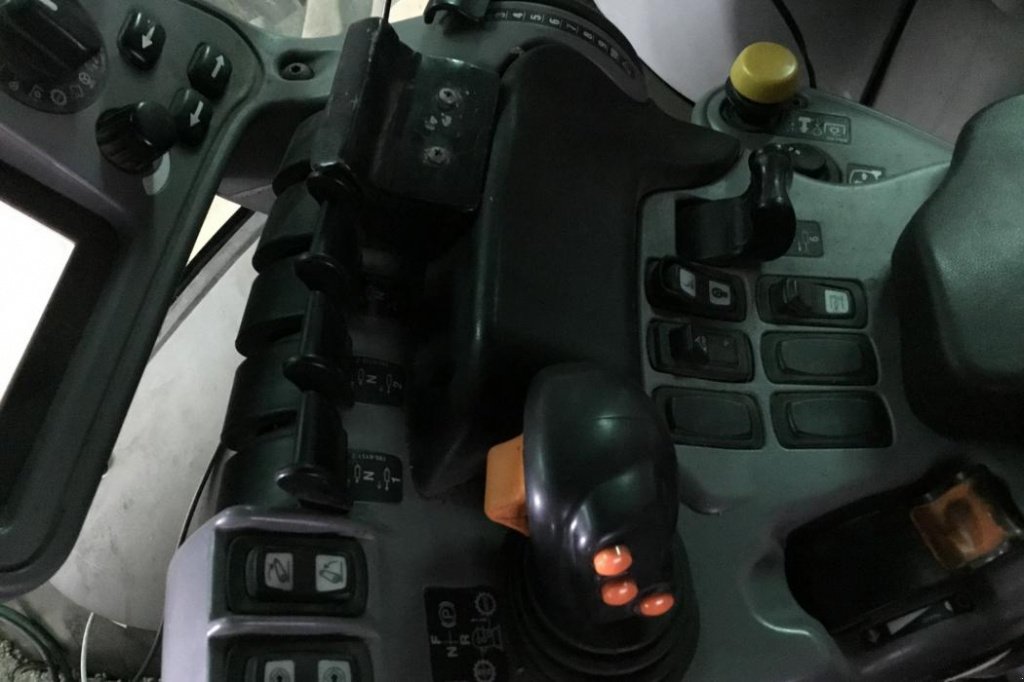 Raupentraktor des Typs CHALLENGER MT765, Neumaschine in Київ (Bild 8)