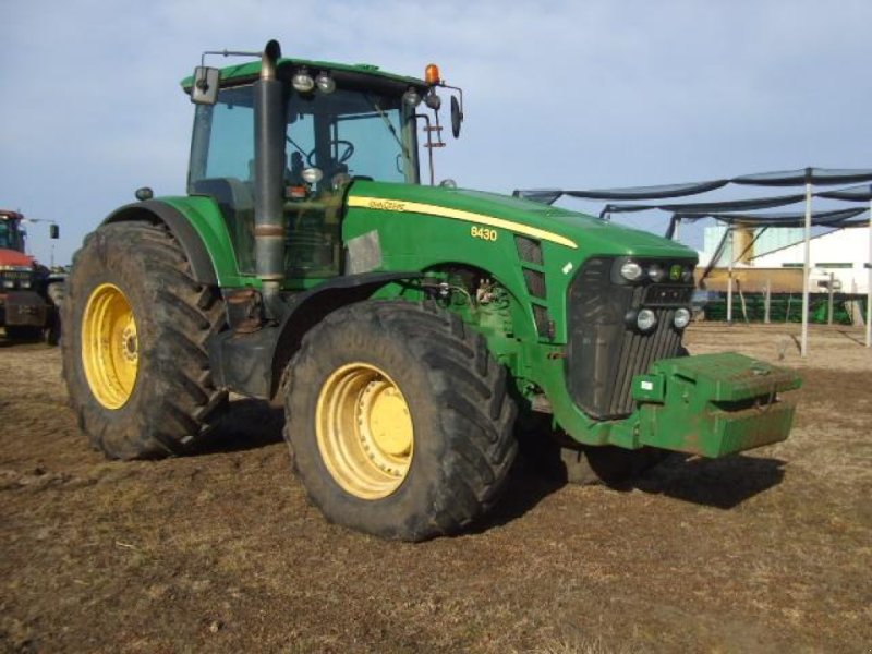 Oldtimer-Traktor des Typs John Deere 8430, Neumaschine in Київ (Bild 1)