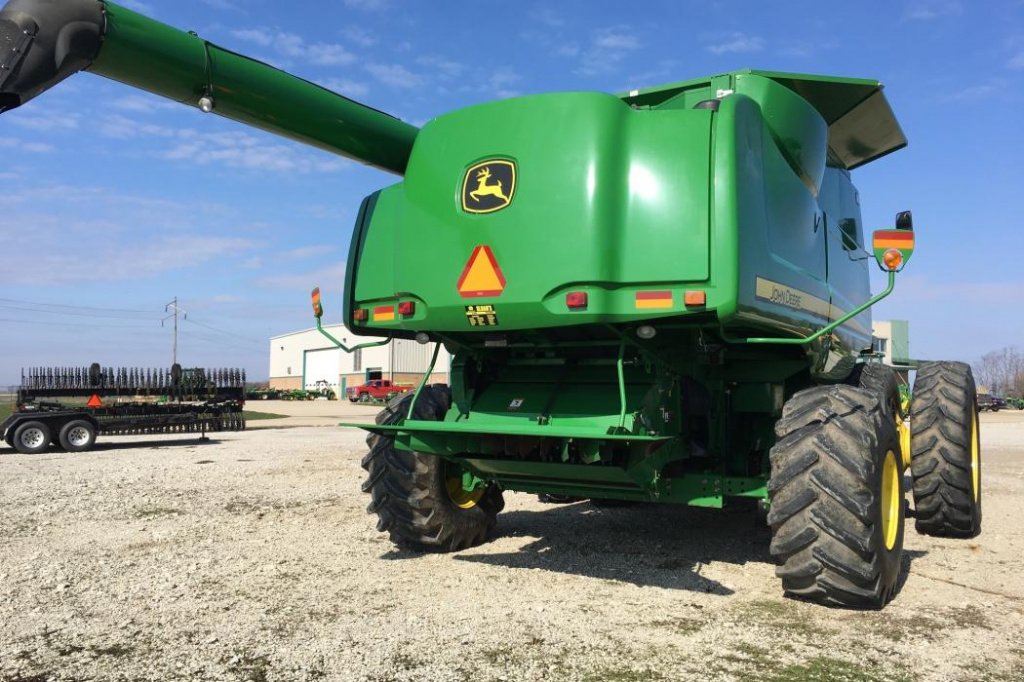 Oldtimer-Mähdrescher des Typs John Deere 9770 STS, Neumaschine in Київ (Bild 3)