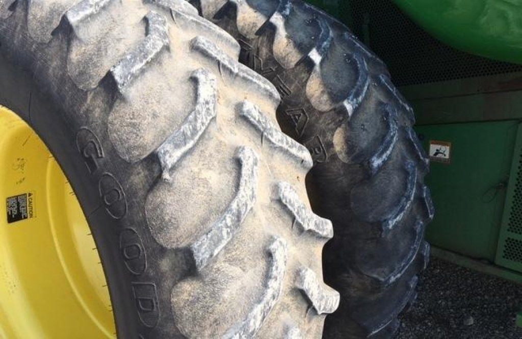 Oldtimer-Mähdrescher des Typs John Deere 9770 STS, Neumaschine in Київ (Bild 6)