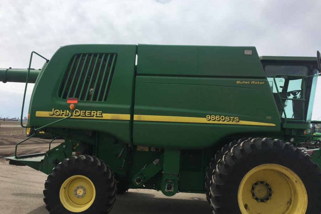 Oldtimer-Mähdrescher des Typs John Deere 9860 STS, Neumaschine in Київ (Bild 4)