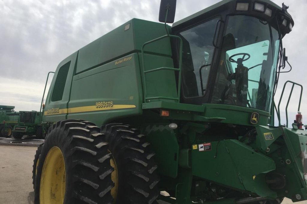 Oldtimer-Mähdrescher des Typs John Deere 9860 STS, Neumaschine in Київ (Bild 3)