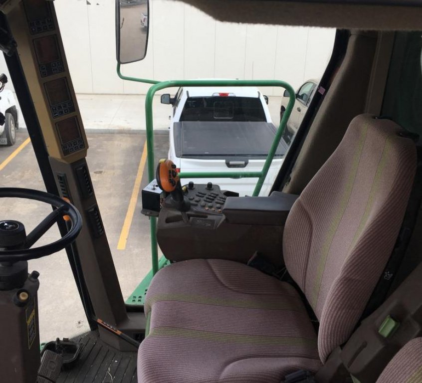 Oldtimer-Mähdrescher des Typs John Deere 9860 STS, Neumaschine in Київ (Bild 9)